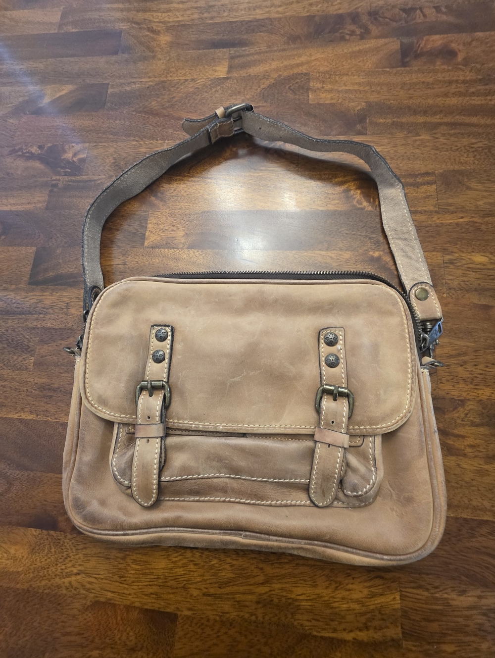 Patricia Nash Distressed Brown Leather Messenger Bag  **read Descriptiom**